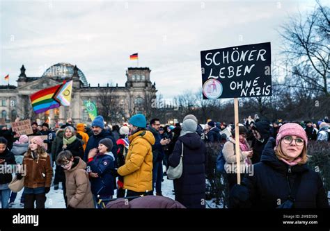 Rund 100 000 Menschen Versammelten Sich Am Sonntag Vor Dem Bundestag