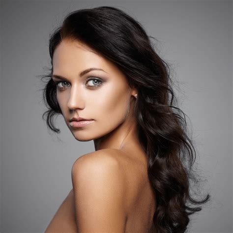 Brunette Female Model Naked Shoulders Images Photos De Stock Objets D Et Images