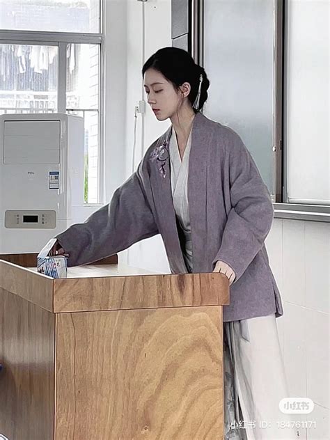 Cô giáo Mỹ thuật đang hot nhất TikTok Mặt đã xinh style đi dạy còn đỉnh hơn