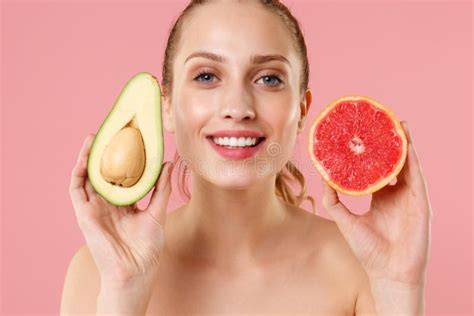 Cierre Mujer Semidesnuda Piel Perfecta De Los A Os Nude Maquillaje Ojos Azules Sostenidos A