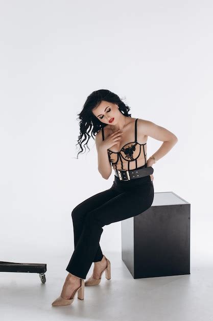 Belle Et Jeune Femme Qui Pose En Lingerie Sexy Photo Premium