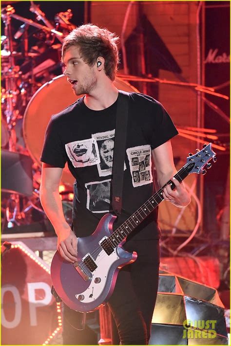 5 Seconds Of Summer Rock Out To She S Kinda Hot At Teen Choice Awards 2015 Watch Their