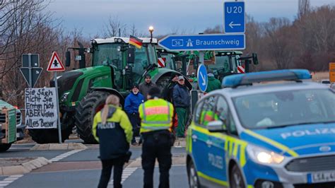 Bauernprotest Landwirte Blockieren Stra En Und Autobahnauffahrten In