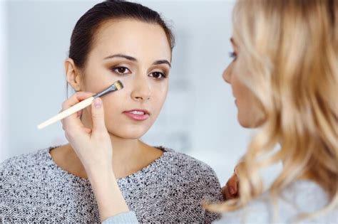 Maquiador Profissional Trabalhando Mulher Jovem E Bonita Noiva Moda Ou Estilo Nude