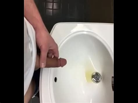 Orinando en el baño público del lavabo XVIDEOS