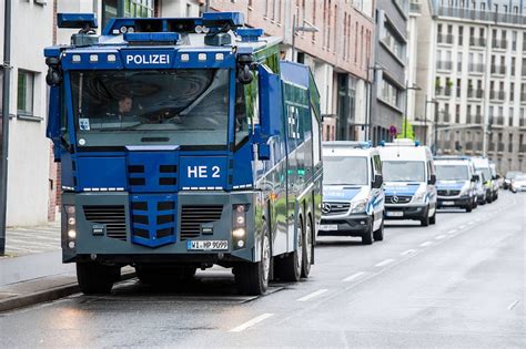 Bilderstrecke zu Polizei geht mit Festnahmen gegen Corona Verstöße in