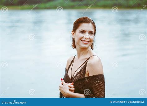 Linda Garota Parada No Rio Imagem De Stock Imagem De Lingerie 215712883