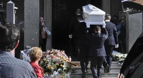 Giovane Gay Suicida A Roma Folla Ai Funerali La Mamma Come Far Senza Simone Mio