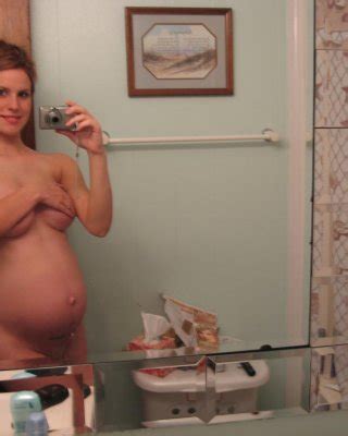 Schwangere Mädchen zeigen ihre nackten Titten und geschwollenen Muschis Porno Bilder Sex Fotos