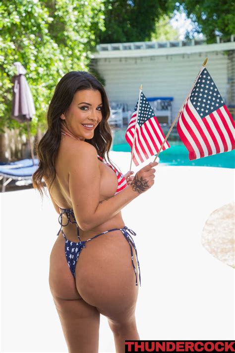 Sexy Babe Elizabeth Skylar Receives An Unexpected Big Bang On The Th Of July Elizabeth Skylar