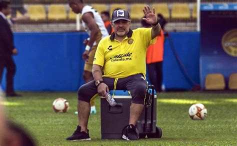 Legen Er Bekymret For Diego Maradonas Knær Anbefaler Proteser