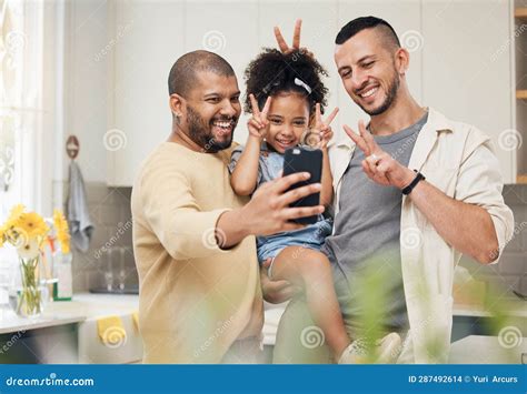 Selfie Mezcló a La Familia Y a Una Chica Feliz Con Sus Padres Gay En La Cocina Juntos Para Una