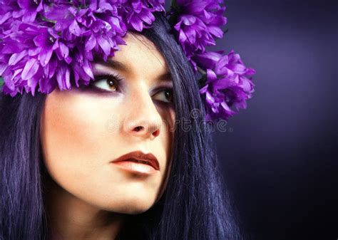 Schönes Brunette Mädchen Gesundes Langes Haar Purpurrote Blumen Stockfoto Bild von rosa