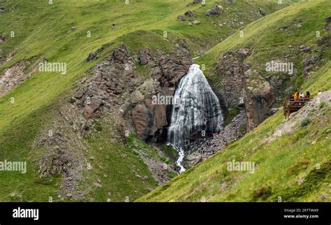 Paisaje De Monta A Con Una Cascada Fondo Natural Trekking Paseos Por