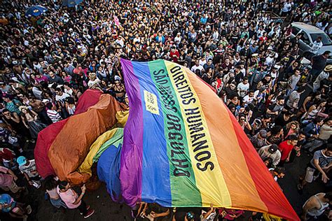 Espanha tem protestos após morte de jovem gay de Direitos Humanos