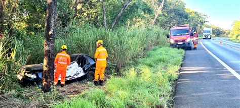 Br 365 Motorista Morre Após Carro Capotar E Bater Em árvore Em