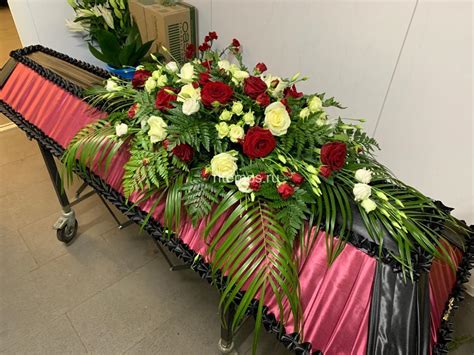 Композиция на гроб из живых цветов 4 | Интернет магазин "Светлая Память"