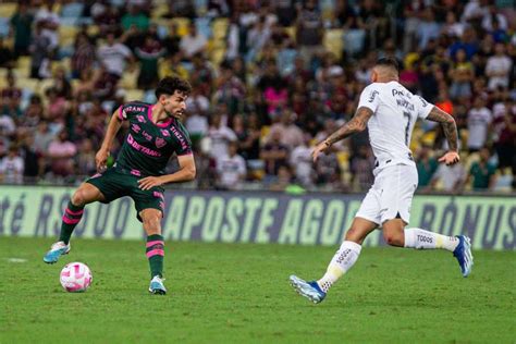 Maycon recebe terceiro cartão amarelo contra Fluminense e desfalca