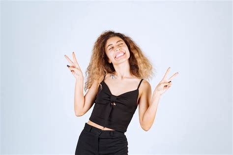 Femme blonde montrant un signe de paix et d amitié Photo Gratuite