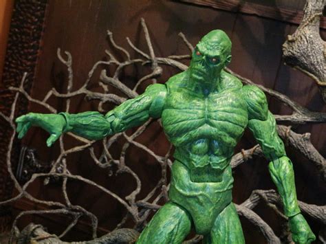 La Figurine D Action Swamp Thing De Dc Direct