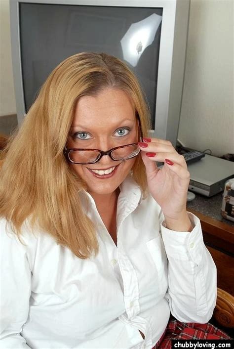 Chubby Mature Blonde Getting Naked And Spreading Pussy Porn Pictures XXX Photos Sex Images