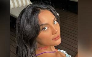 Potret Erika Carlina Pakai Bikini Kuning Body Seksi Bikin Netizen