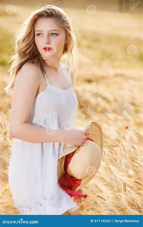 Belle Jeune Fille Blonde Seule Dans La Robe Blanche Avec Le Chapeau De Paille Photo Stock