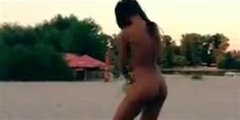 Nude Innuska Playing Frisbee On The Beach Tnaflix