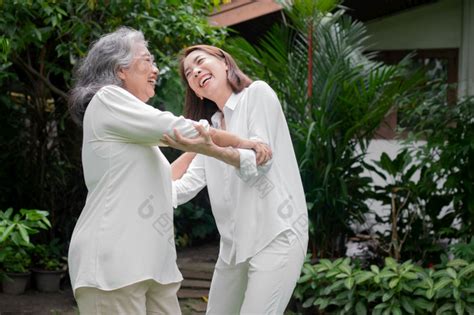 老上了年纪的亚洲女人和跳舞的后院与她的女图片 包图网