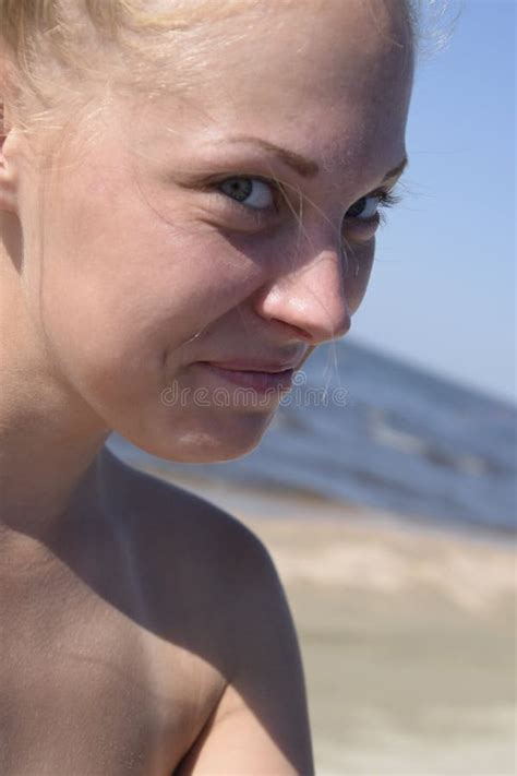 Dziewczyna Blondynka W Bikini Obsiadaniu Na Plaży W Piasku Piękna Młoda Kobieta W Kolorowym