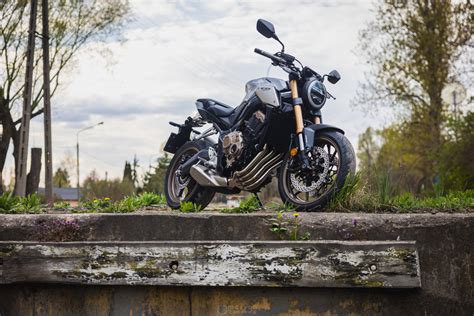 Zdjęcia 32 Honda CB 650R pozowanie Honda CB650R wszechstronny naked z rodziny Neo Sports Cafe