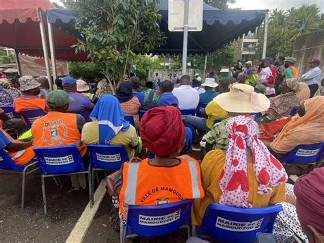 Les Agents De La Mairie De Mamoudzou Font Bloc Face Lins Curit