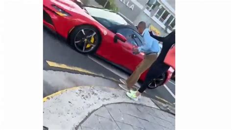 Video Conductor De Un Ferrari Se Queda Dormido En Medio De La Calle En