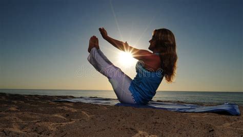 Pleine Pose De Bateau Jeune Femme Blonde Faisant L Exercice De Yoga Image Stock Image Du
