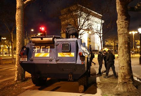 EN IMAGES Bâtiments tagués véhicules blindés voitures incendiées