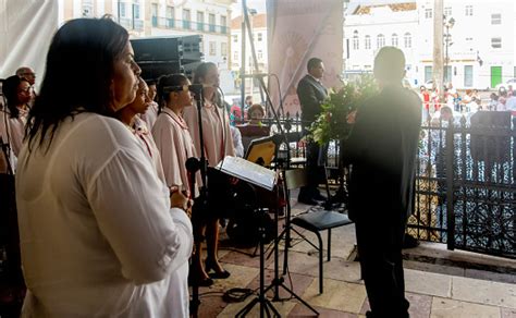 Umat Katolik Bernyanyi Di Paduan Suara Gereja Untuk Penghormatan Kepada