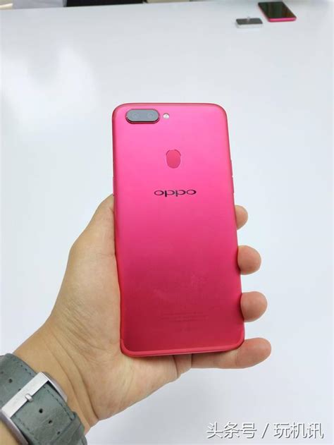 Oppo R11s全面屏手机实拍图，红色“星幕屏”特别版 每日头条