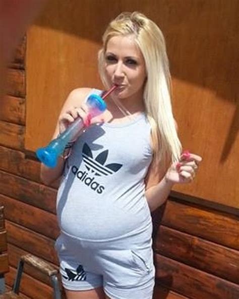 Celebrytka Pozuje W Bikini Z Brzuszkiem