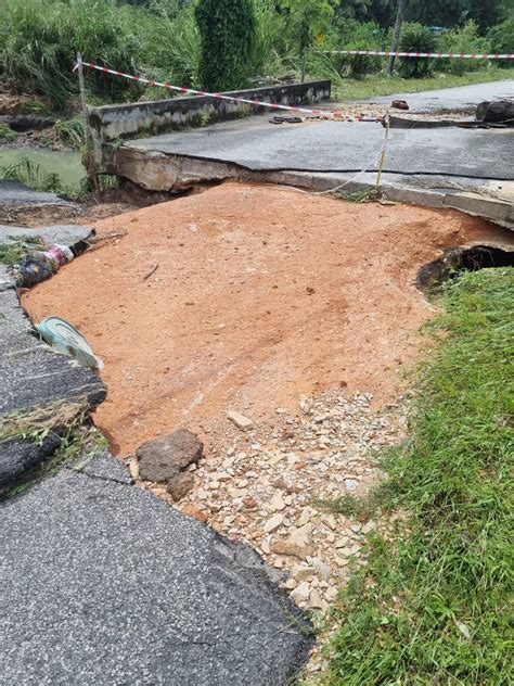 凌晨滂沱大雨又涨潮 峇四加亭闪电水灾影响数百户居民 地方 大柔佛焦点