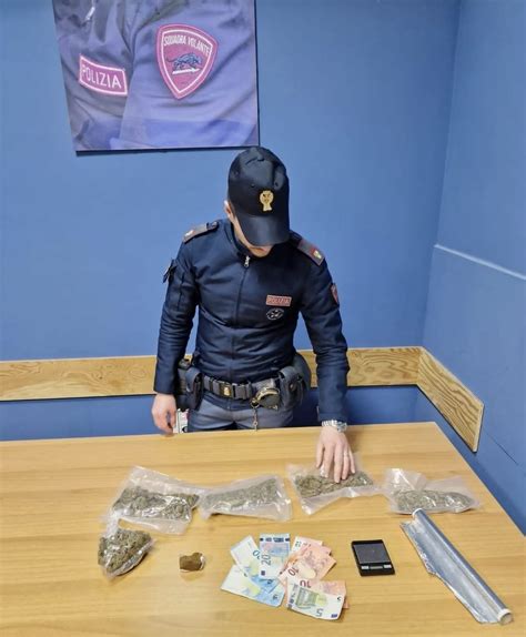 Messina Blitz Al Rione Taormina Nascondeva La Droga Ai Piedi Della