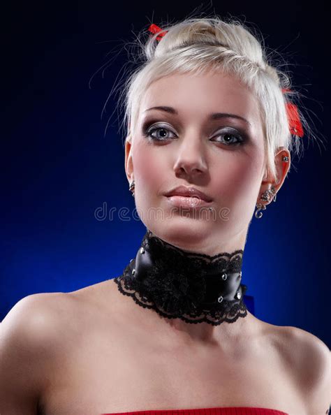 Retrato De La Belleza De Un Blonde Atractivo Imagen De Archivo Imagen De Feminidad Labios