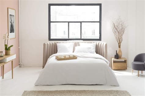 Les tons nude enveloppent la chambre à coucher