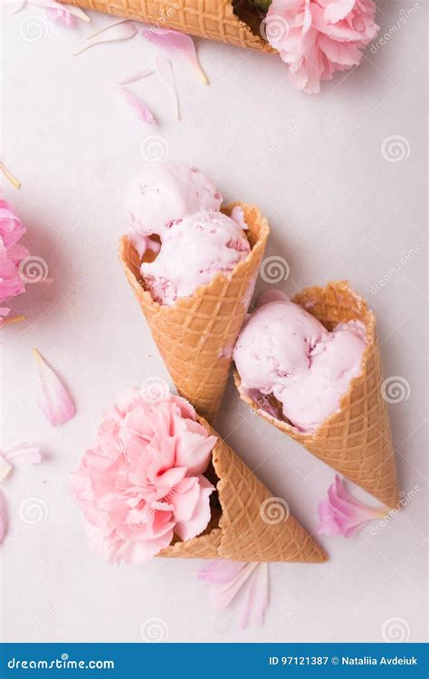 Gelado Em Um Cone Do Waffle Em Um Fundo Claro Gelado De Morango Flores