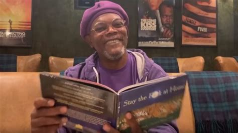 Samuel L Jackson les nýja bók fyrir svefninn Stay the FUCK at Home MYNDBAND Menn is