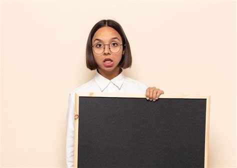 Mujer Latina Joven Que Parece Muy Conmocionada O Sorprendida Mirando Con La Boca Abierta