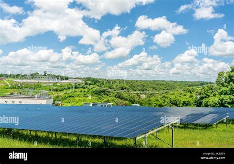 Photovoltaikkraftwerk oder Solarpark PV System Solarpark und Grünfeld