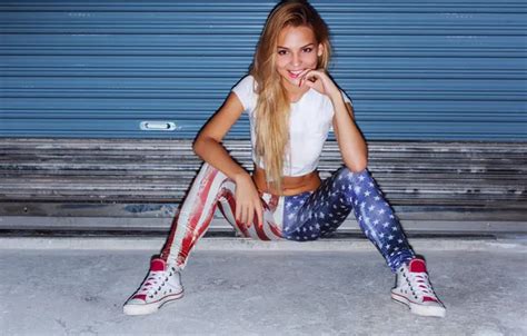 Обои girl woman beautiful blonde leggings sneakers на телефон и рабочий стол раздел