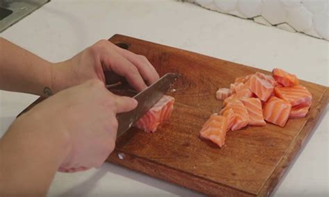 Mặc bikini nóng bỏng vào bếp nấu ăn Minh Tú định lên ngôi Mẫu nữ đảm đang