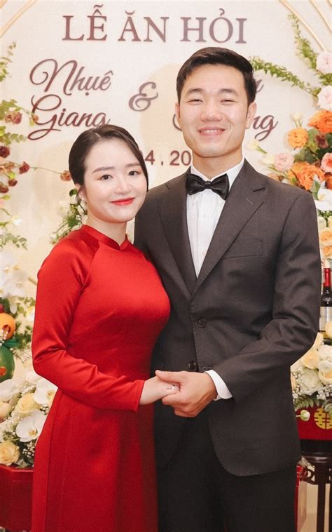 Nhan sắc mẹ vợ của các cầu thủ hot nhất làng bóng nhà gái thủ môn Bùi Tiến Dũng cực phẩm