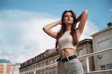 Скачать обои sky clouds model women jeans brunette public short tops раздел девушки в